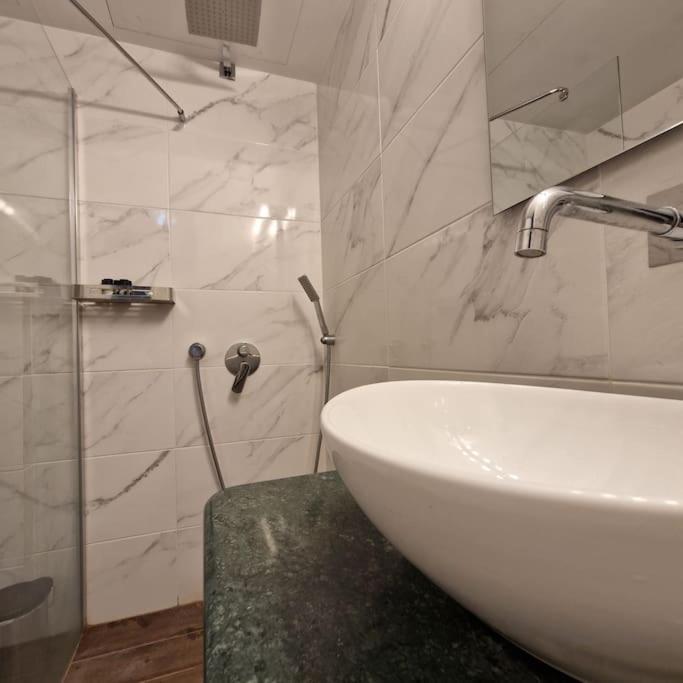 Chic Apt Near Acropolis - Avdi Square 雅典 外观 照片