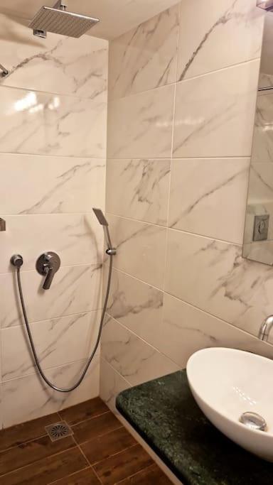 Chic Apt Near Acropolis - Avdi Square 雅典 外观 照片